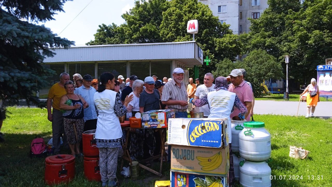 Волонтери роздають їжу