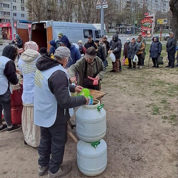 Люди які стоясть в черзі за їжею